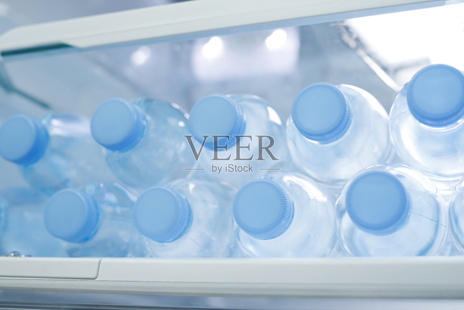 冰箱里的冷饮水瓶照片摄影图片
