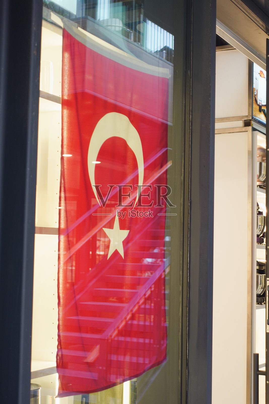 窗户上挂着土耳其国旗照片摄影图片