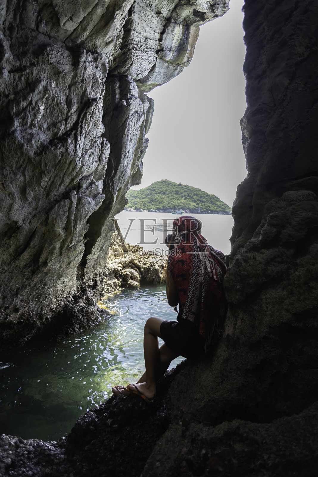 快乐的旅行者和旅游女性旅游夏天。暑假照片摄影图片