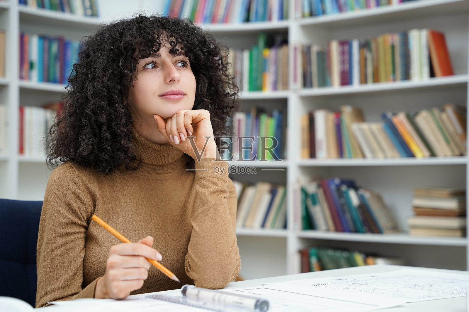 在图书馆做项目的漂亮女人照片摄影图片