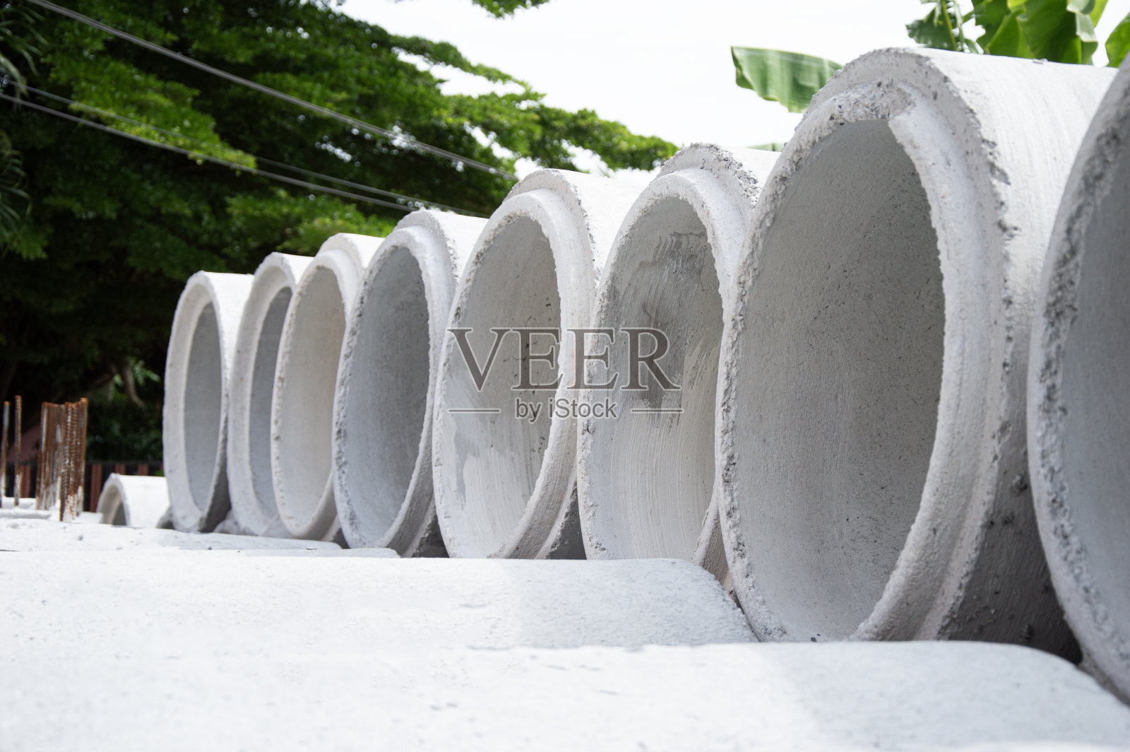 水泥块是用来做排水管的。照片摄影图片