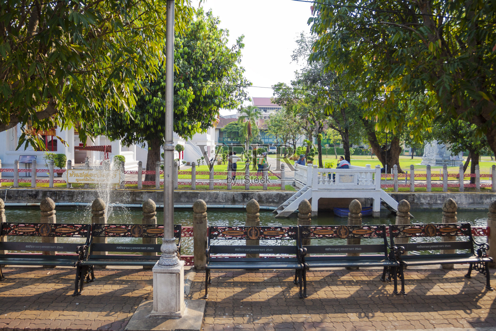 一些泰国人站在本chamabophit Dusitwanaram寺后面照片摄影图片