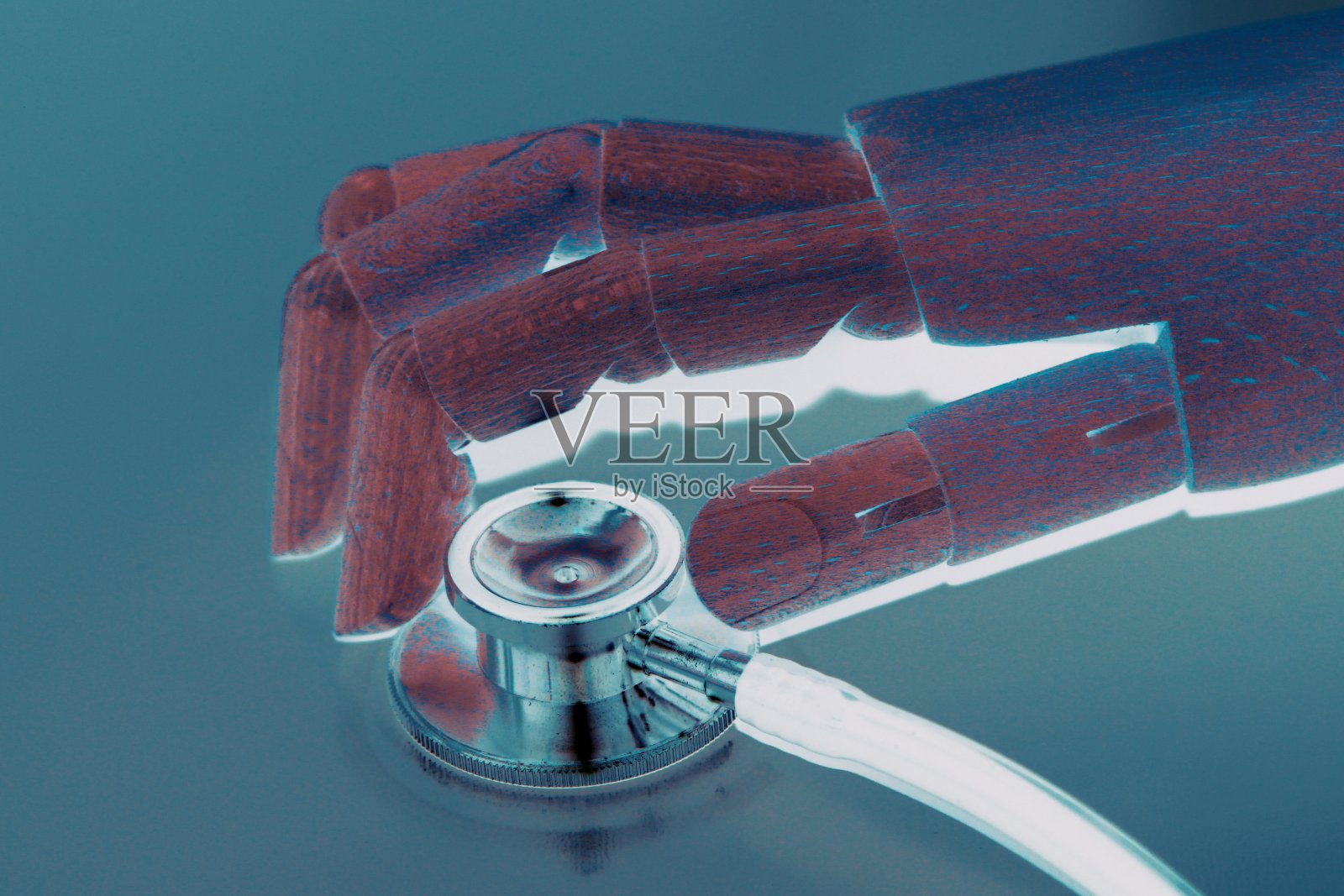 医疗保健和医学的未来，医疗机器人和科幻小说的概念，机器人医生的手使用听诊器隔离在蓝色背景和复制空间上照片摄影图片