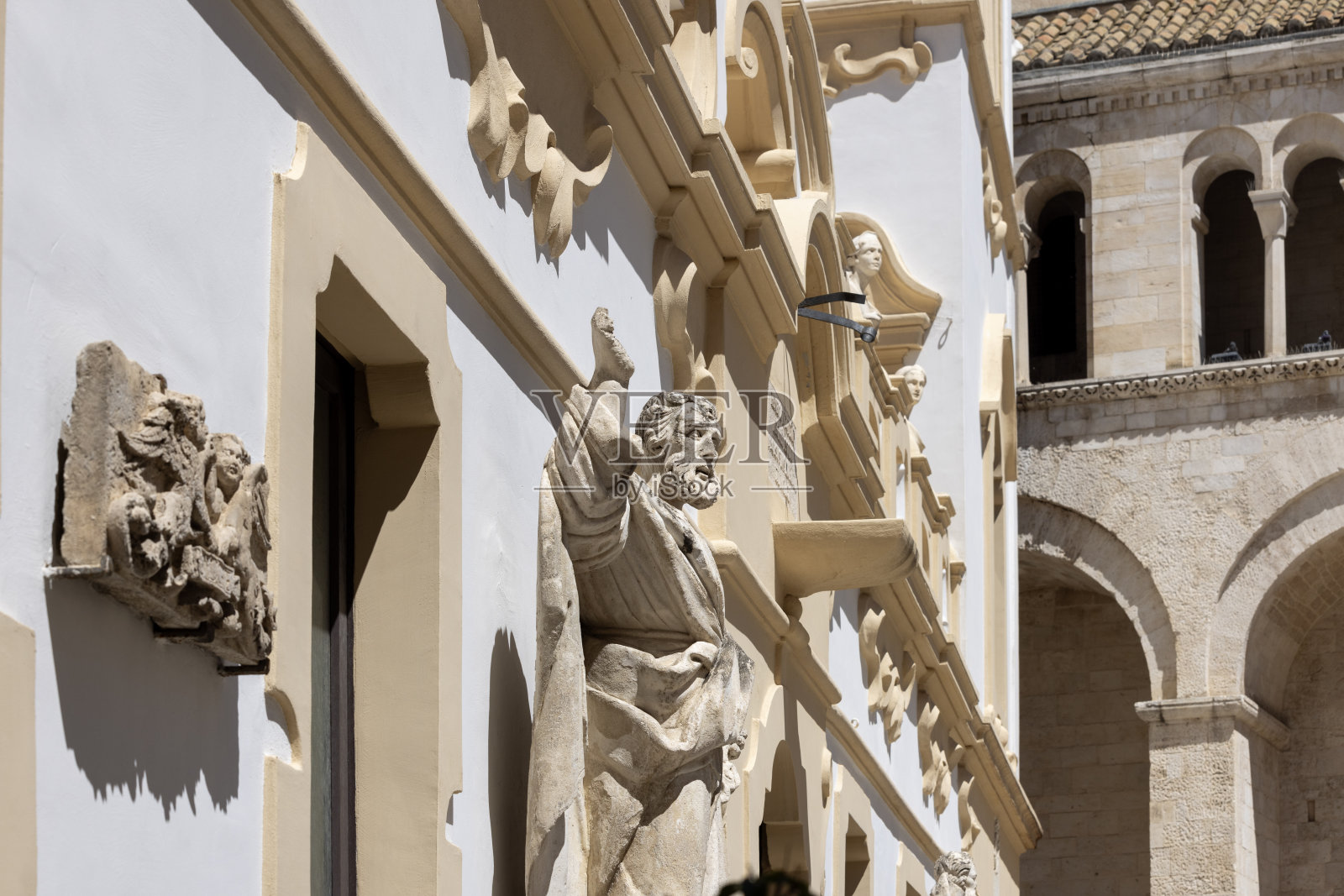 罗马天主教巴里-比托托大主教管区的装饰立面，位于意大利普利亚巴里的巴里大教堂旁边照片摄影图片