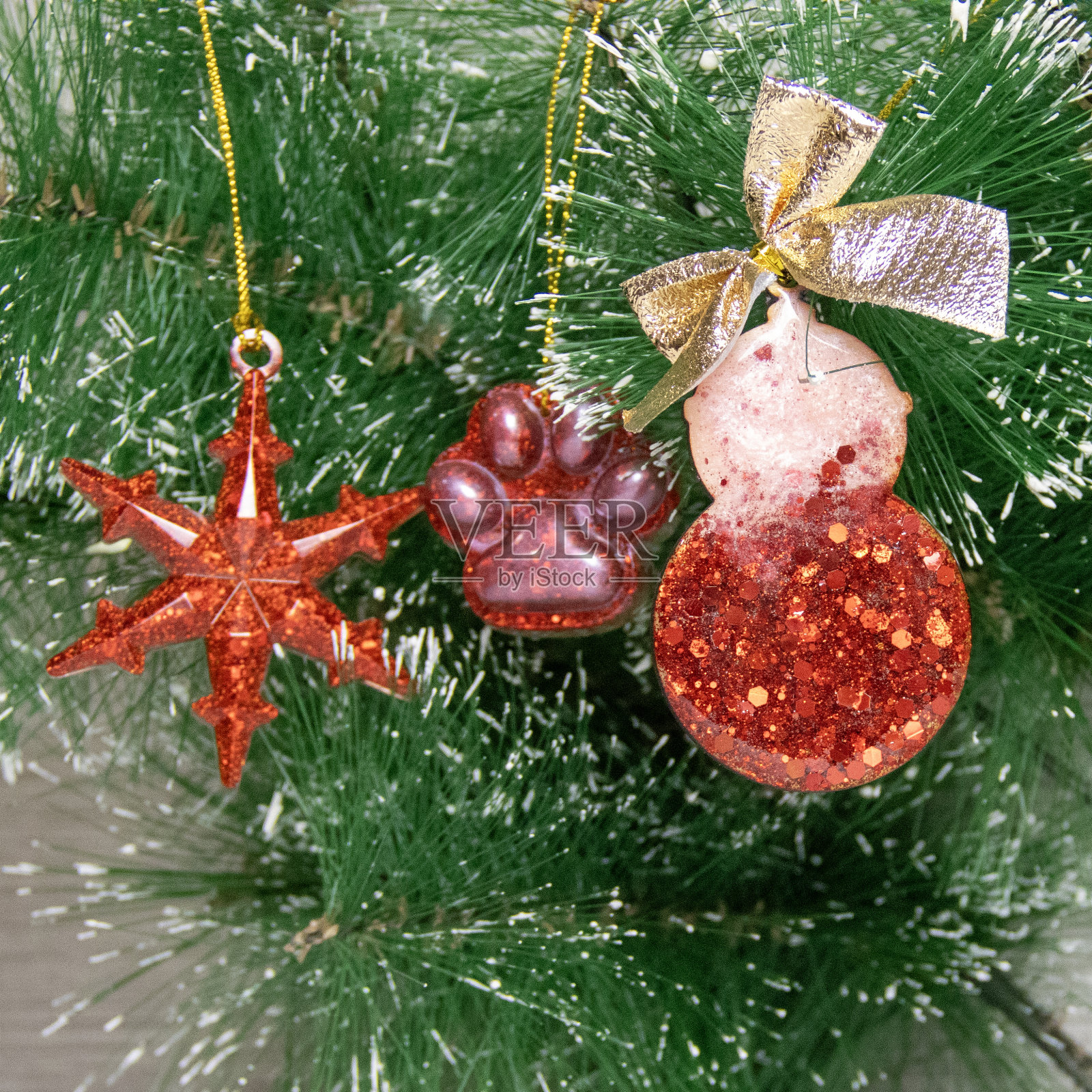 环氧树脂龙圣诞树玩具胸针吊坠钥匙链龙形状冰箱磁铁2024符号DIY手工制作。照片摄影图片