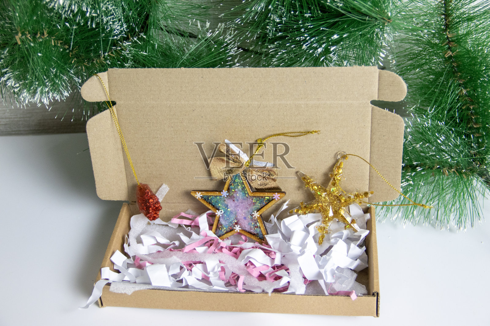 环氧树脂龙圣诞树玩具胸针吊坠钥匙链龙形状冰箱磁铁2024符号DIY手工制作。照片摄影图片