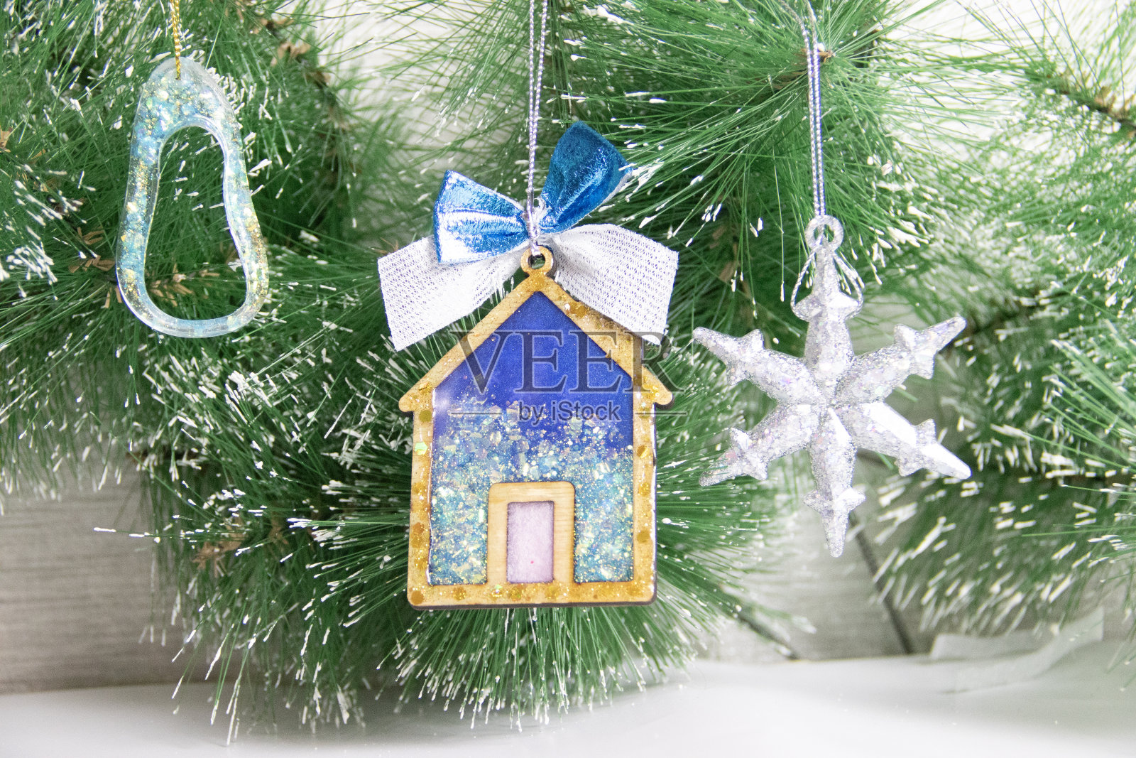 环氧树脂龙圣诞树玩具胸针吊坠钥匙链龙形状冰箱磁铁2024符号DIY手工制作。照片摄影图片