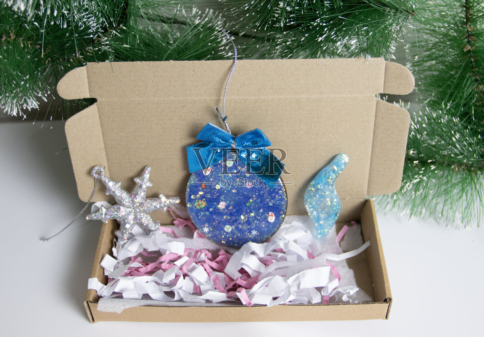 环氧树脂龙圣诞树玩具胸针吊坠钥匙链龙形状冰箱磁铁2024符号DIY手工制作。照片摄影图片