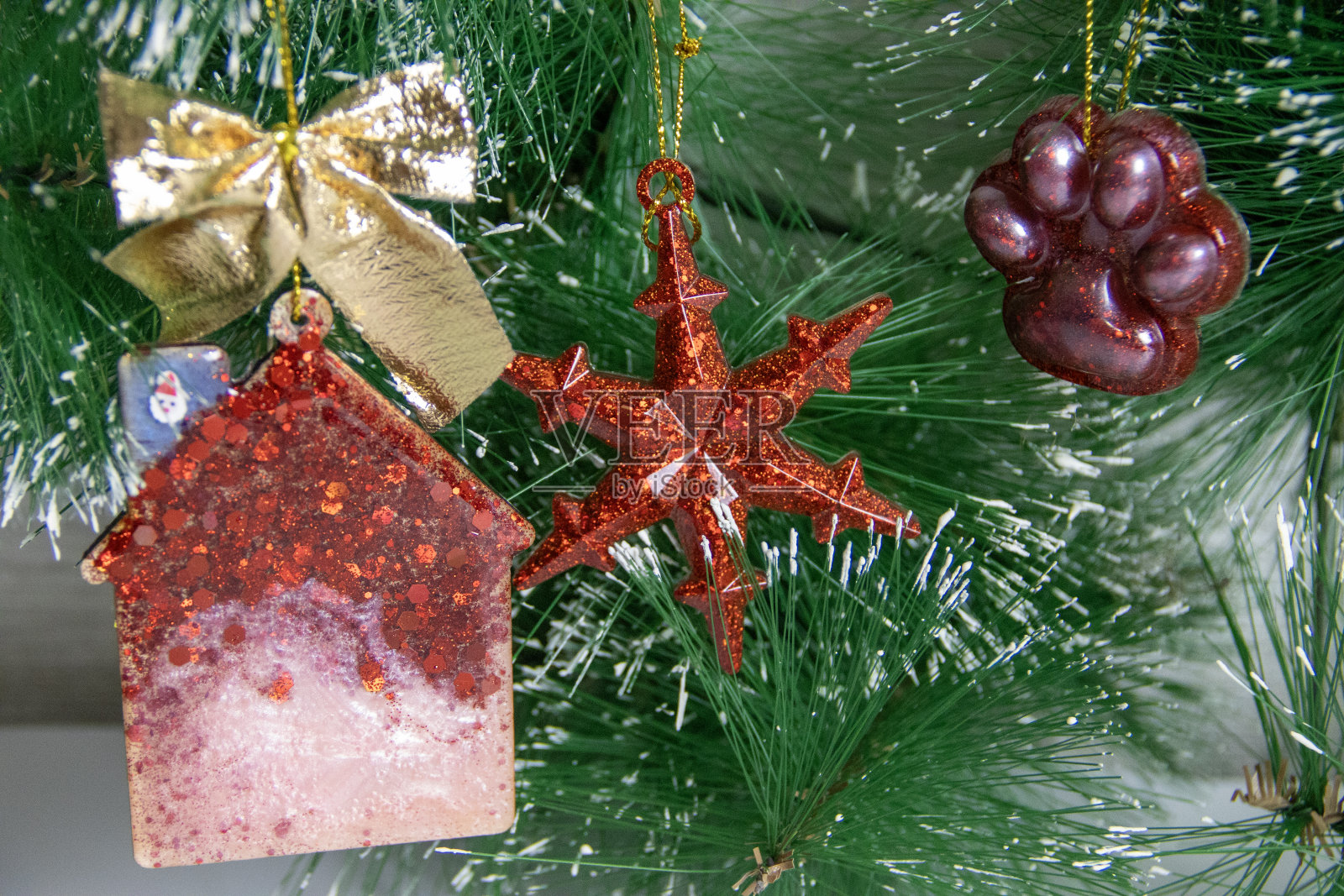 环氧树脂龙圣诞树玩具胸针吊坠钥匙链龙形状冰箱磁铁2024符号DIY手工制作。照片摄影图片