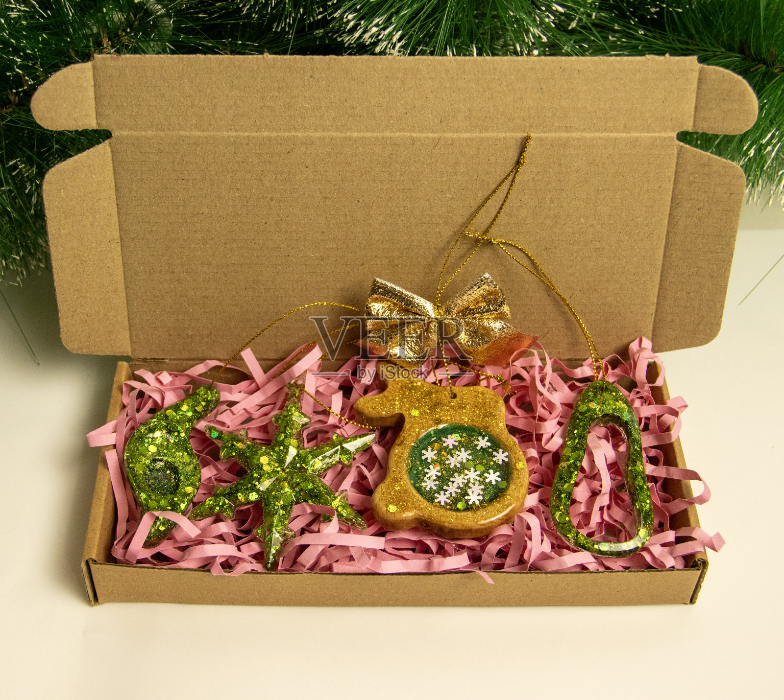 环氧树脂龙圣诞树玩具胸针吊坠钥匙链龙形状冰箱磁铁2024符号DIY手工制作。照片摄影图片