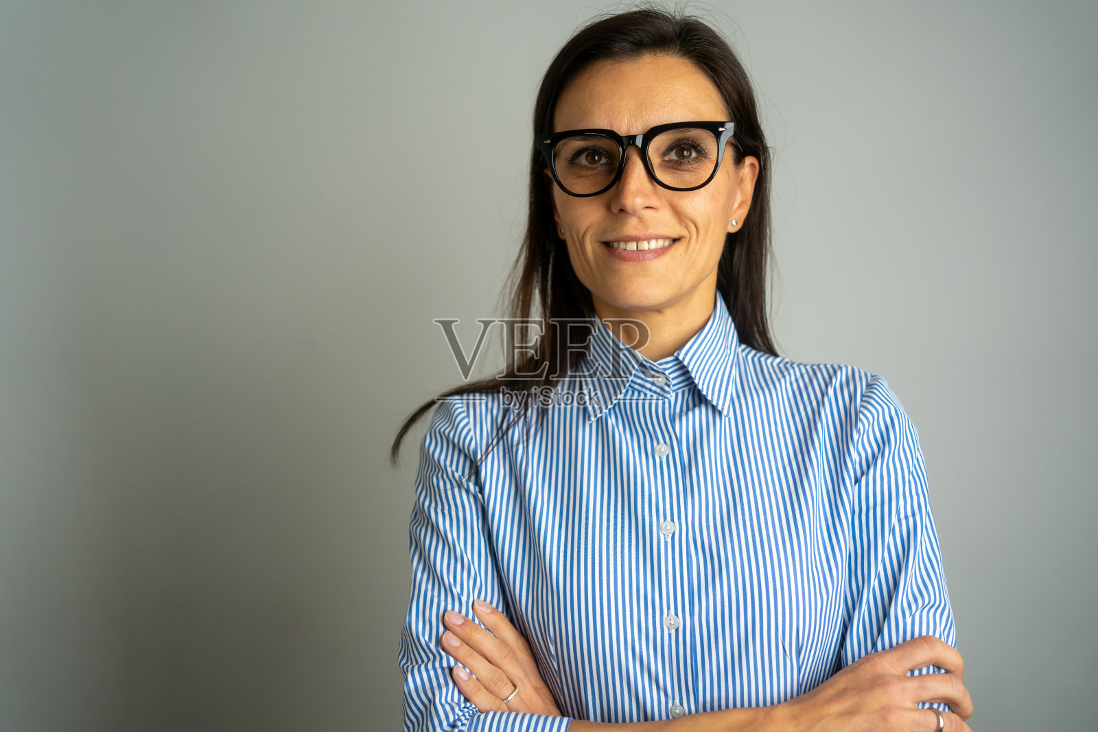 灰色背景下的拉美女商人照片摄影图片