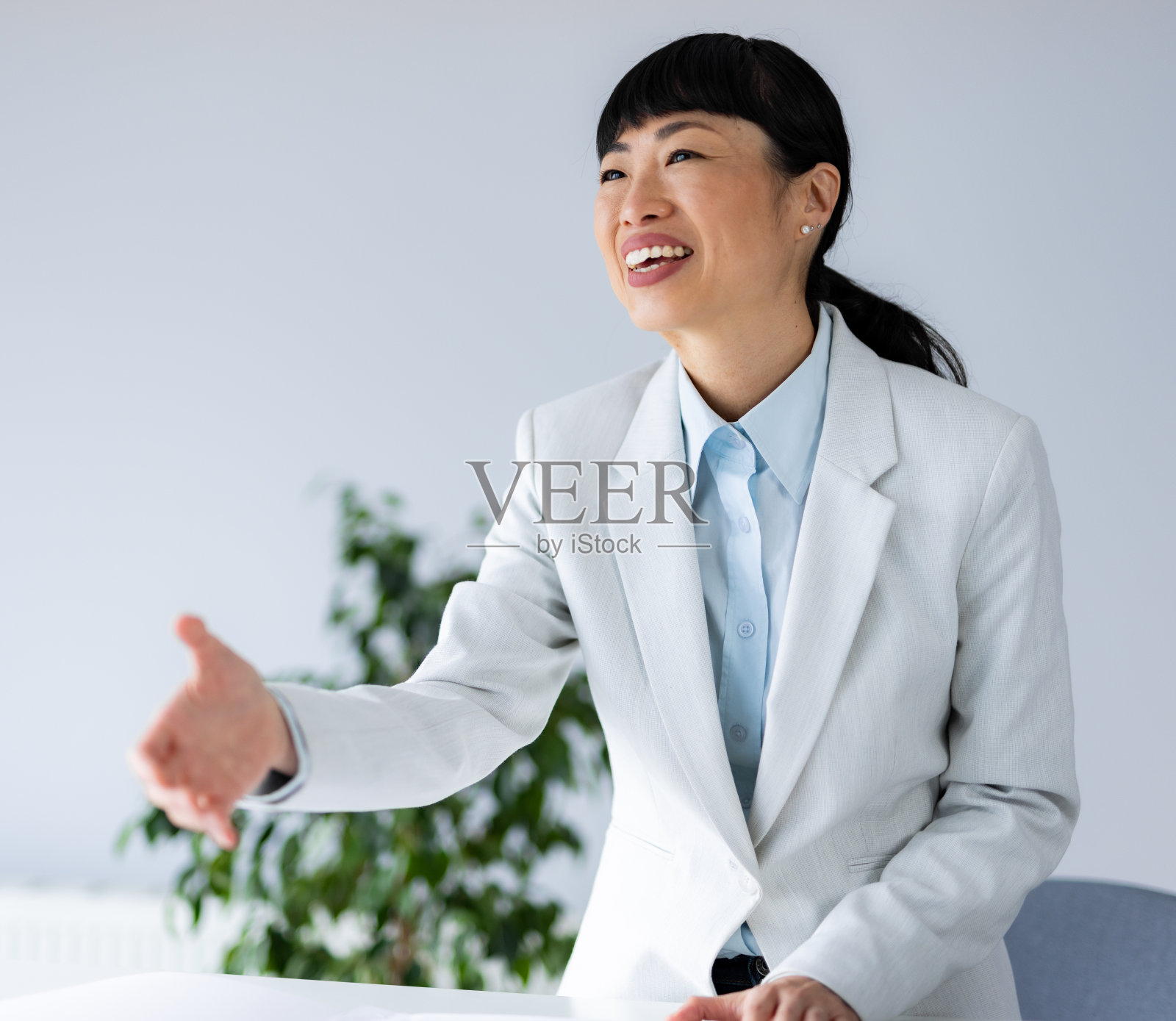 亚洲女商人伸出手来握手照片摄影图片