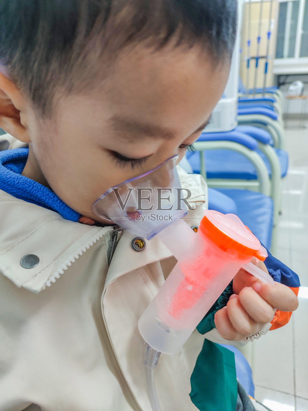 雾化治疗照片摄影图片