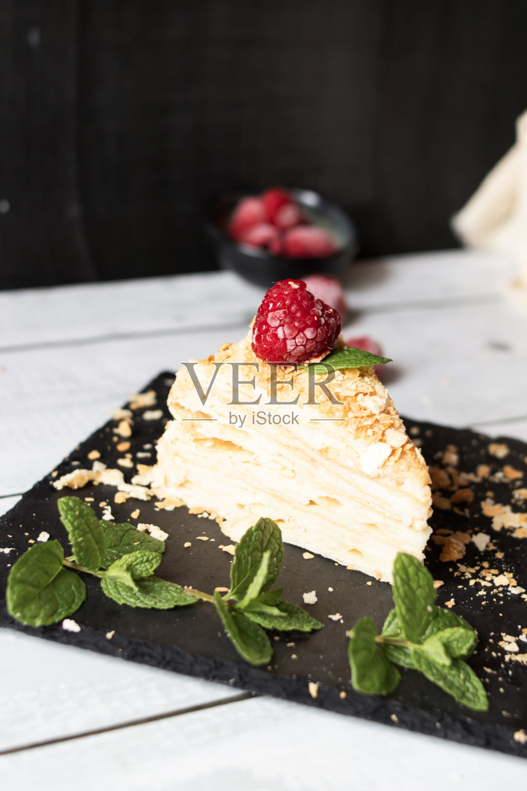 拿破仑蛋糕。甜点。在木制背景上。甜蜜的照片摄影图片