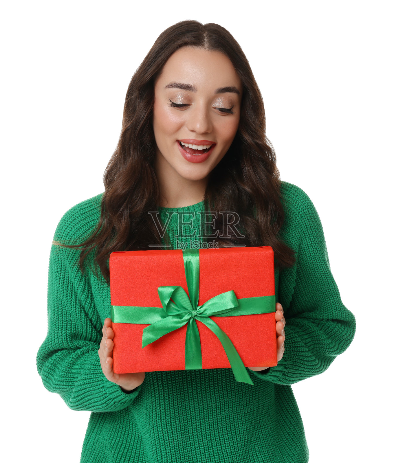 美丽的年轻女子与圣诞礼物隔离在白色照片摄影图片