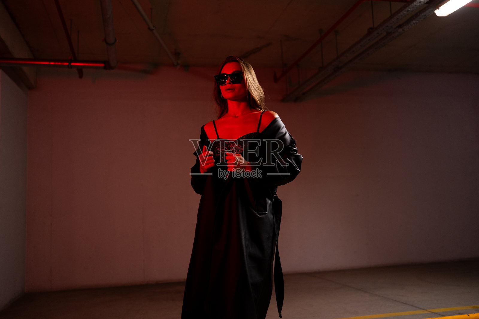 戴着墨镜的时尚美女照片摄影图片