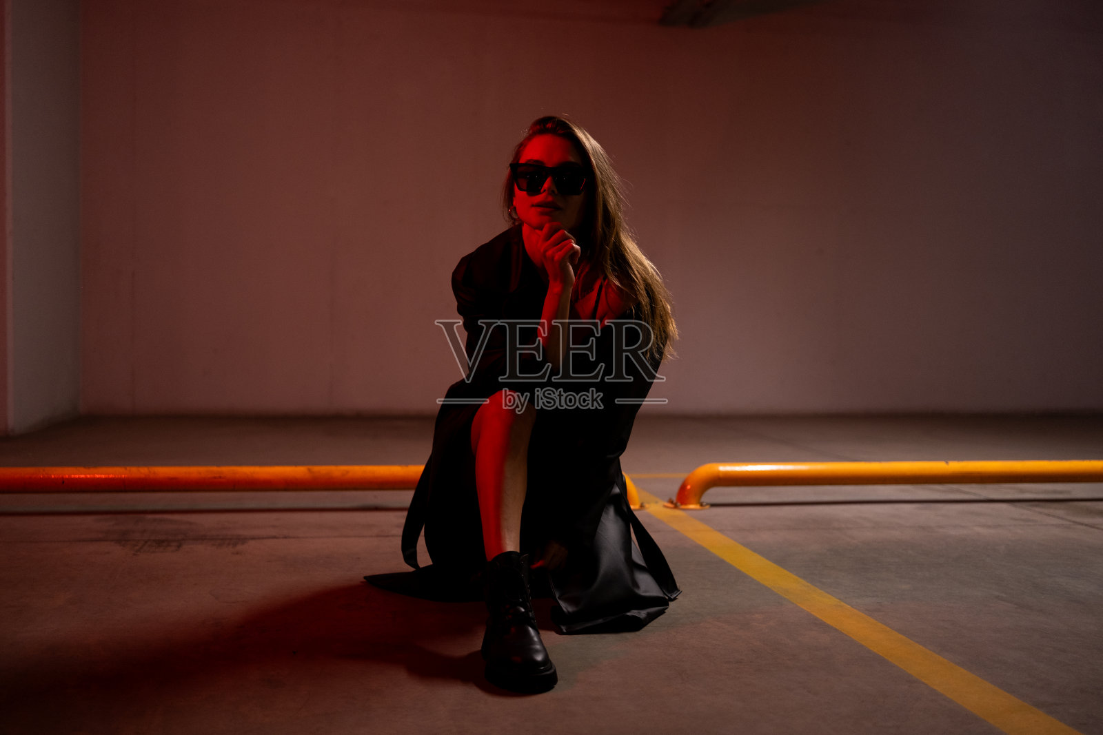 戴着墨镜的时尚美女照片摄影图片