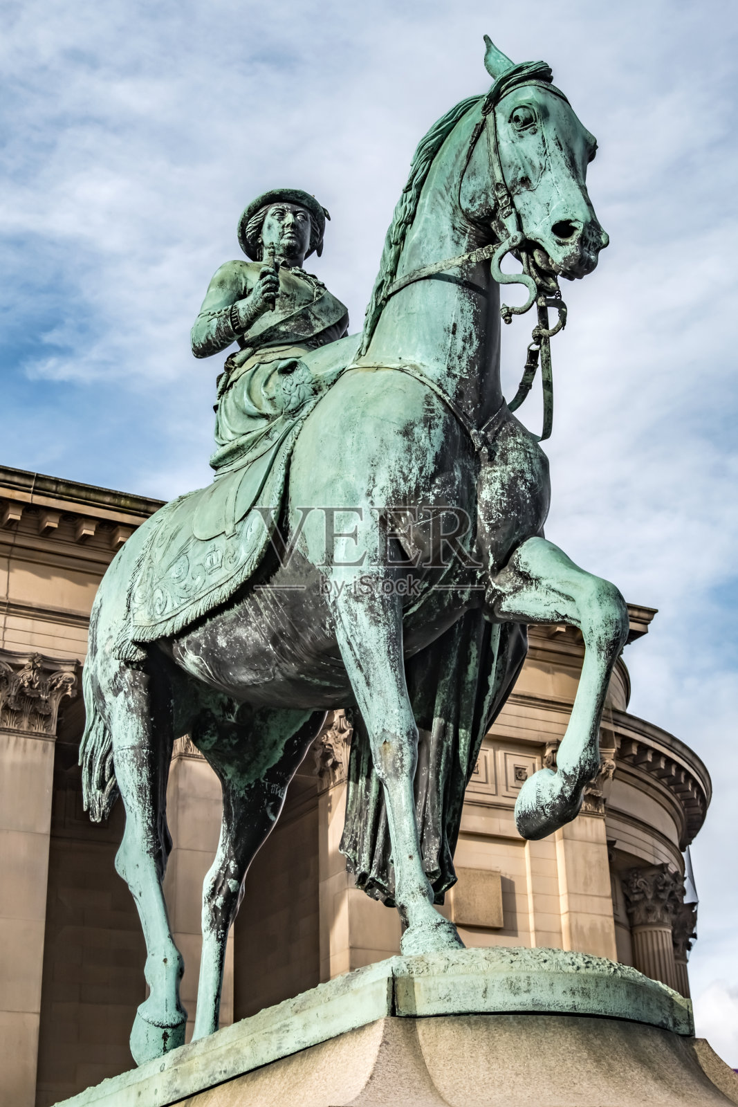 英国英格兰西北部默西塞德郡利物浦圣乔治大厅外的维多利亚女王马术雕像。照片摄影图片