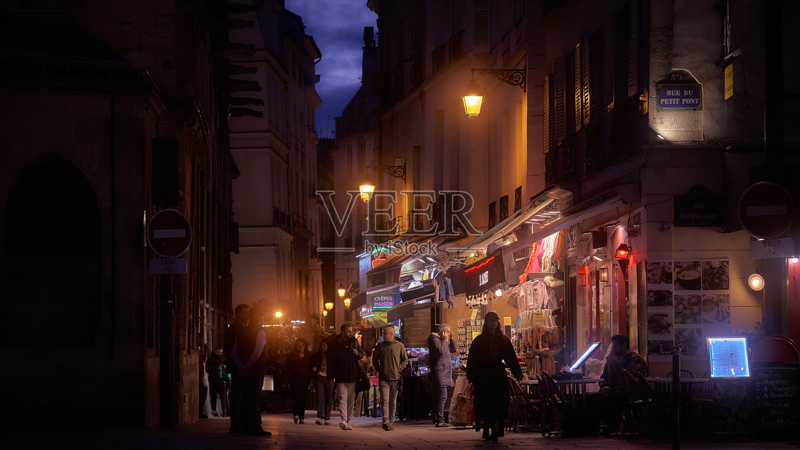 晚上商店里挤满了人。照片摄影图片