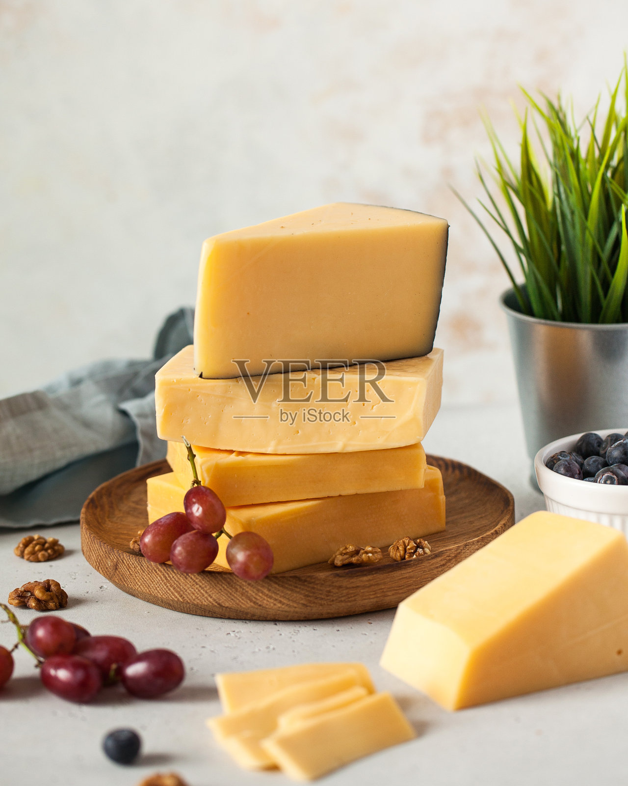 什锦奶酪与新鲜浆果和坚果堆在桌子上照片摄影图片