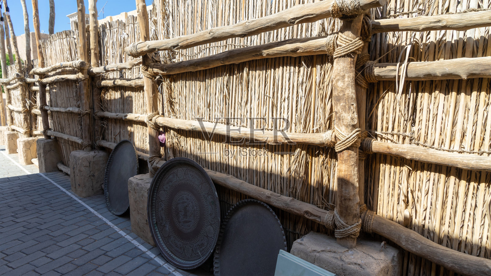 迪拜老城或城镇或老村Al Seef Khor街道上的装饰栅栏和复古盘子，在Al Fahidi社区，阿拉伯联合酋长国照片摄影图片