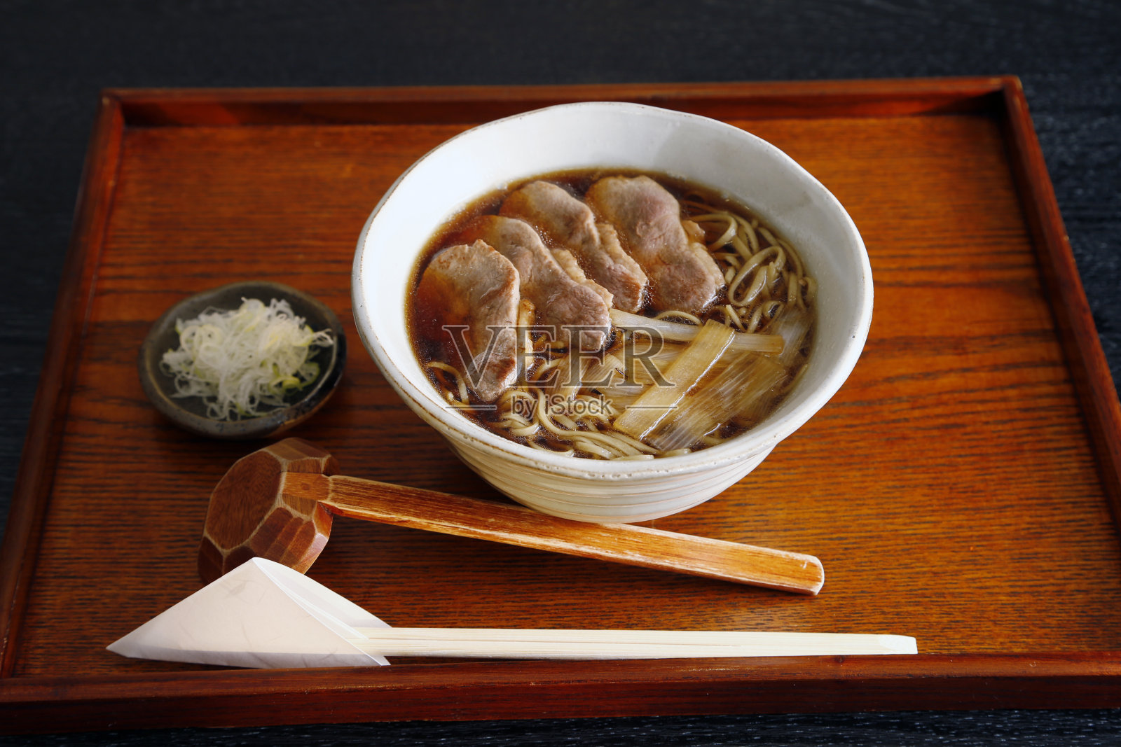 鸭南板荞麦面照片摄影图片