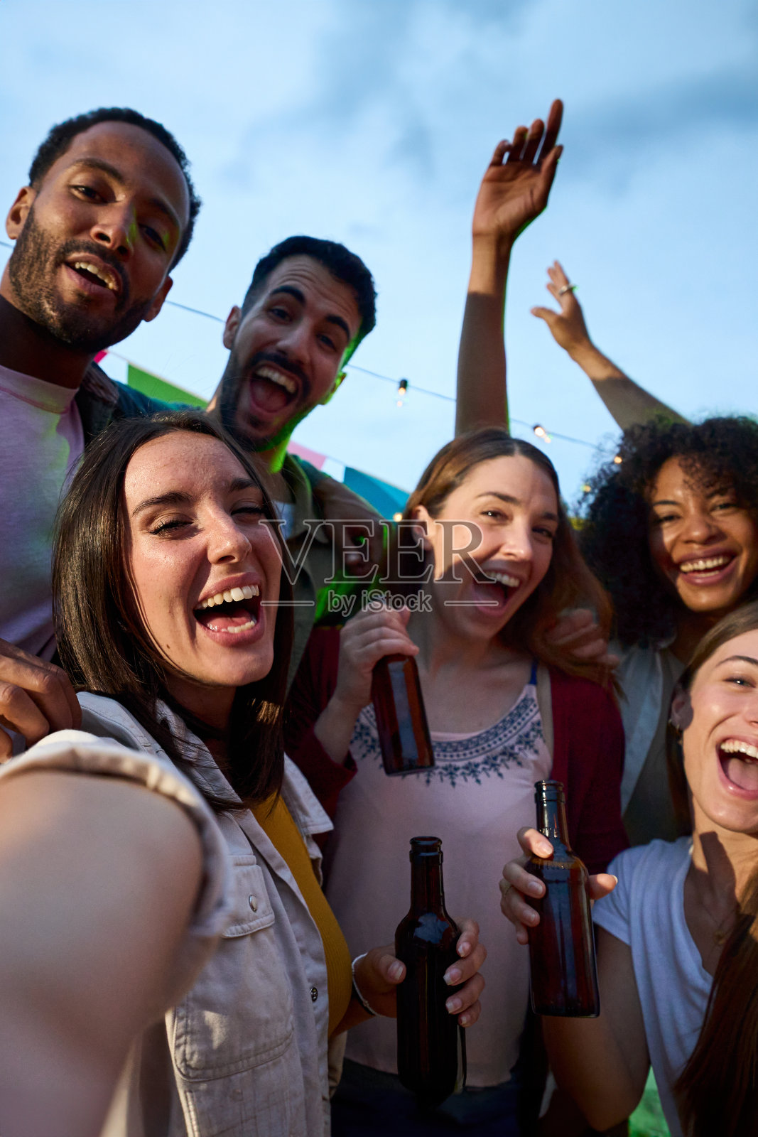 开朗迷人的年轻女子在千禧一代的酒精派对上自拍快乐的多种族照片摄影图片