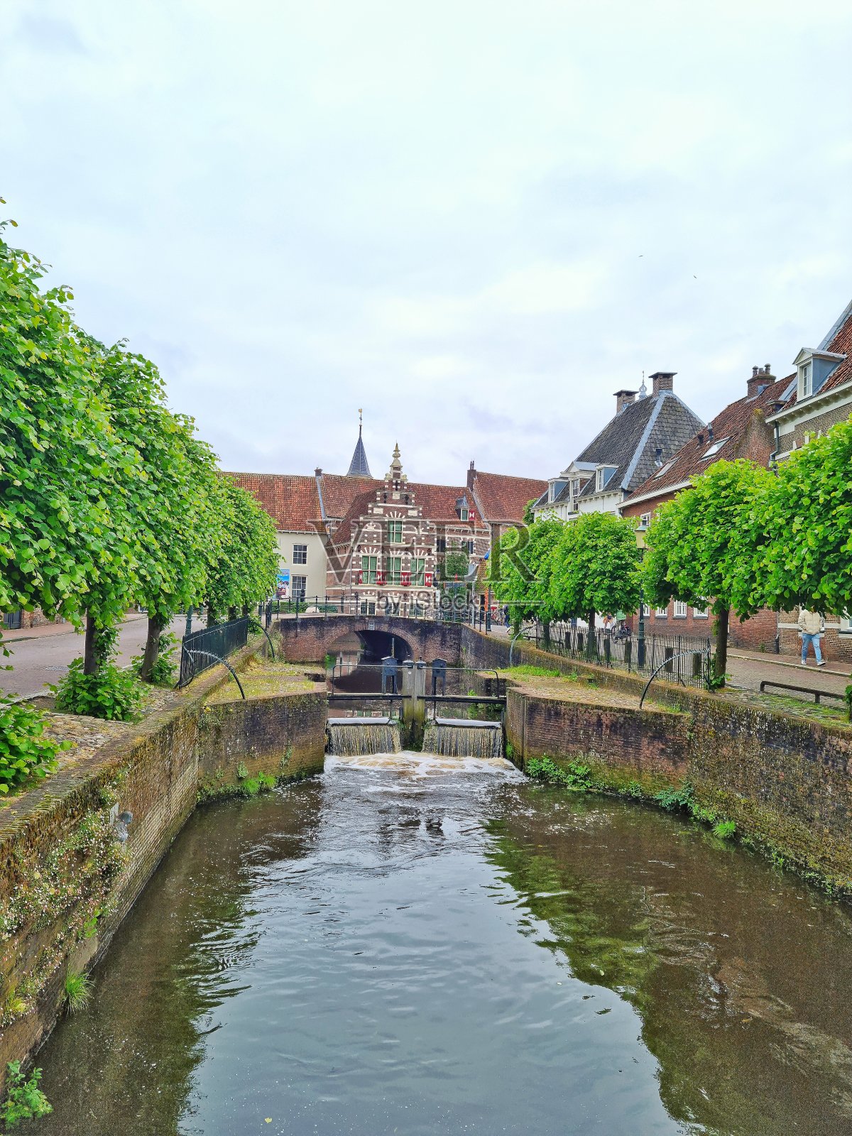 城市运河中的河坝照片摄影图片