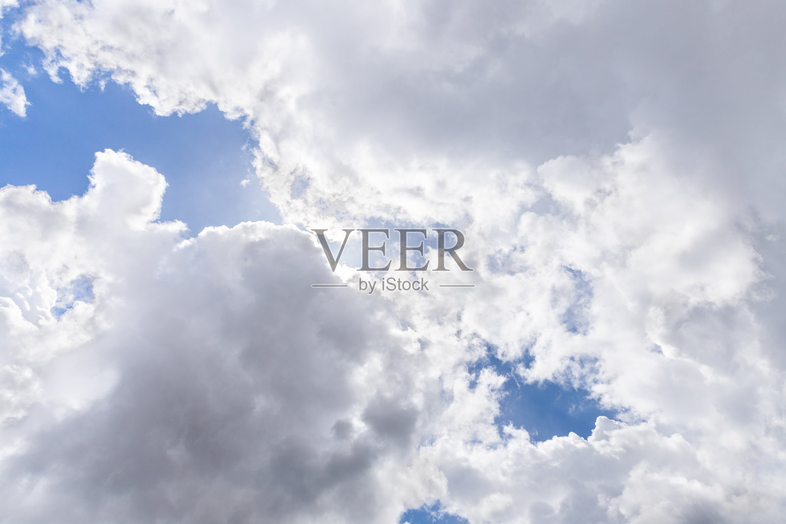 以色列北部蓝色春季天空中非凡美丽的云彩照片摄影图片