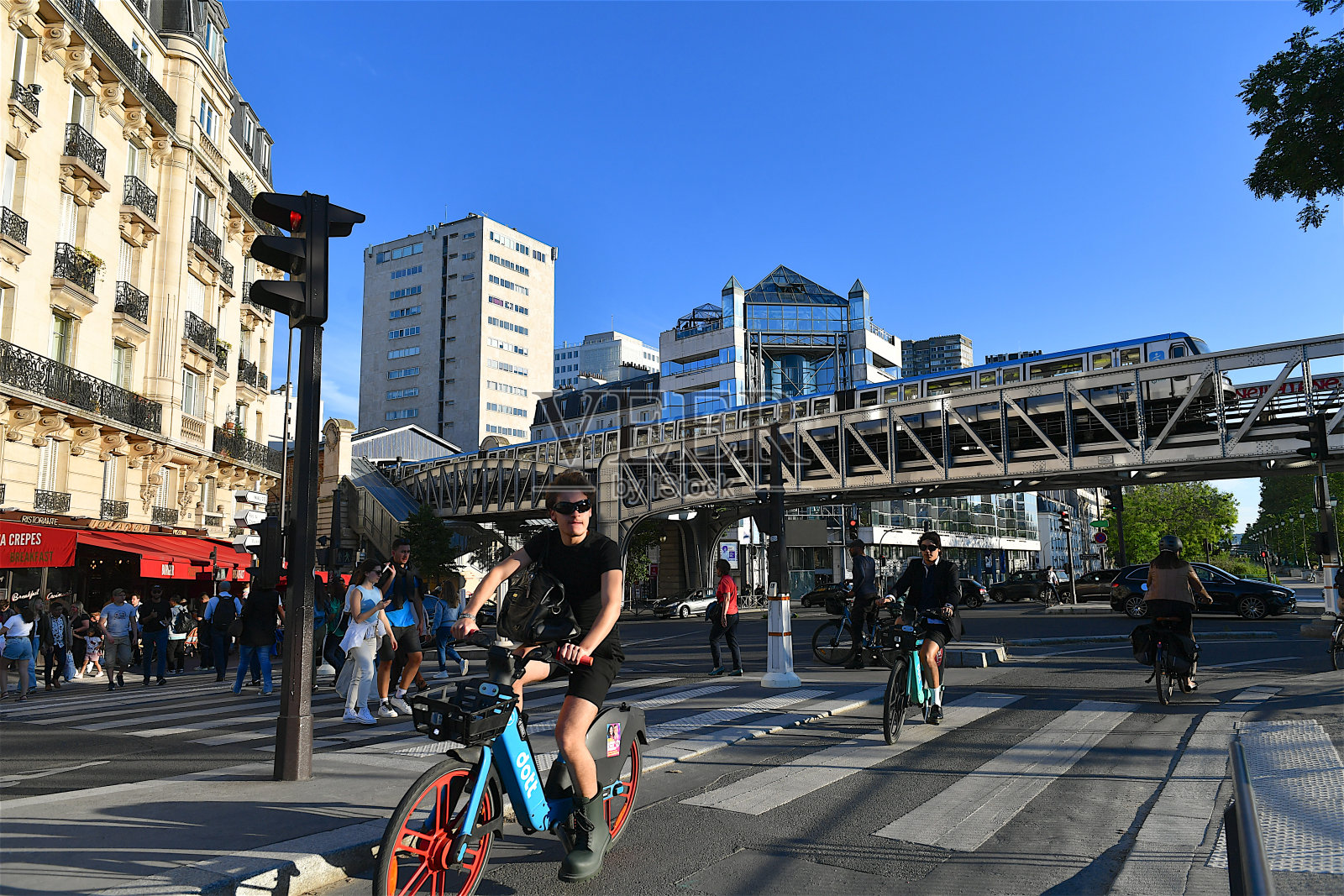 法国巴黎街头骑自行车的人。照片摄影图片