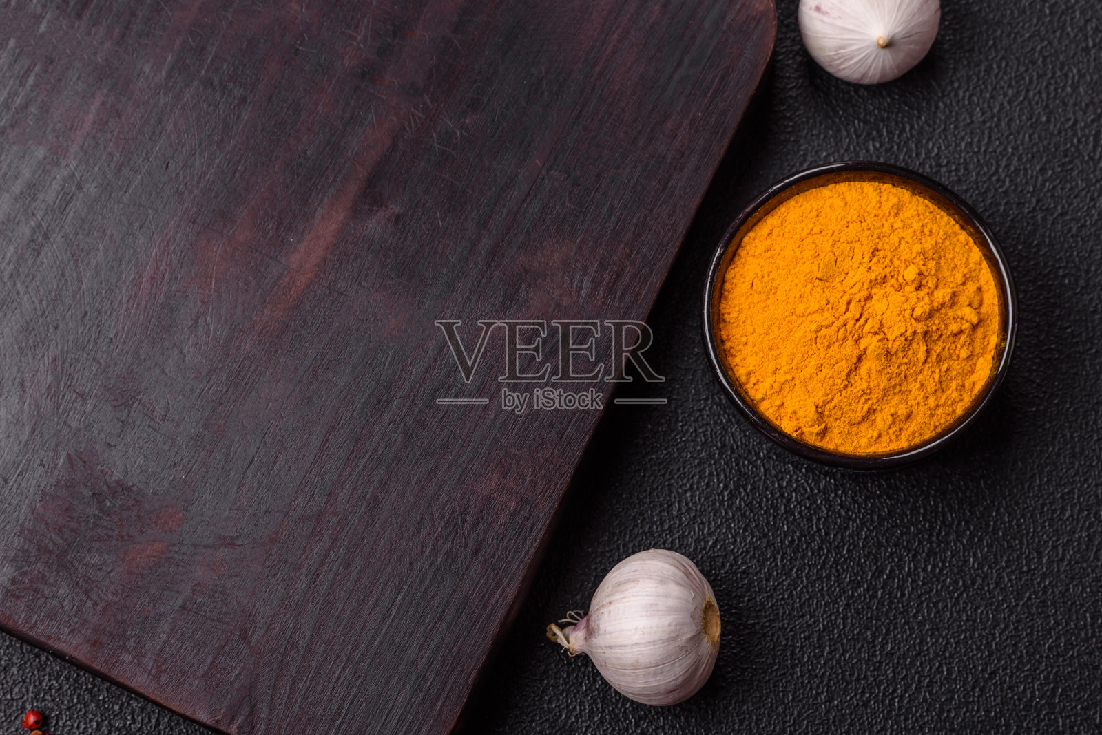 空的木制砧板，上面放着香料、盐和香草照片摄影图片