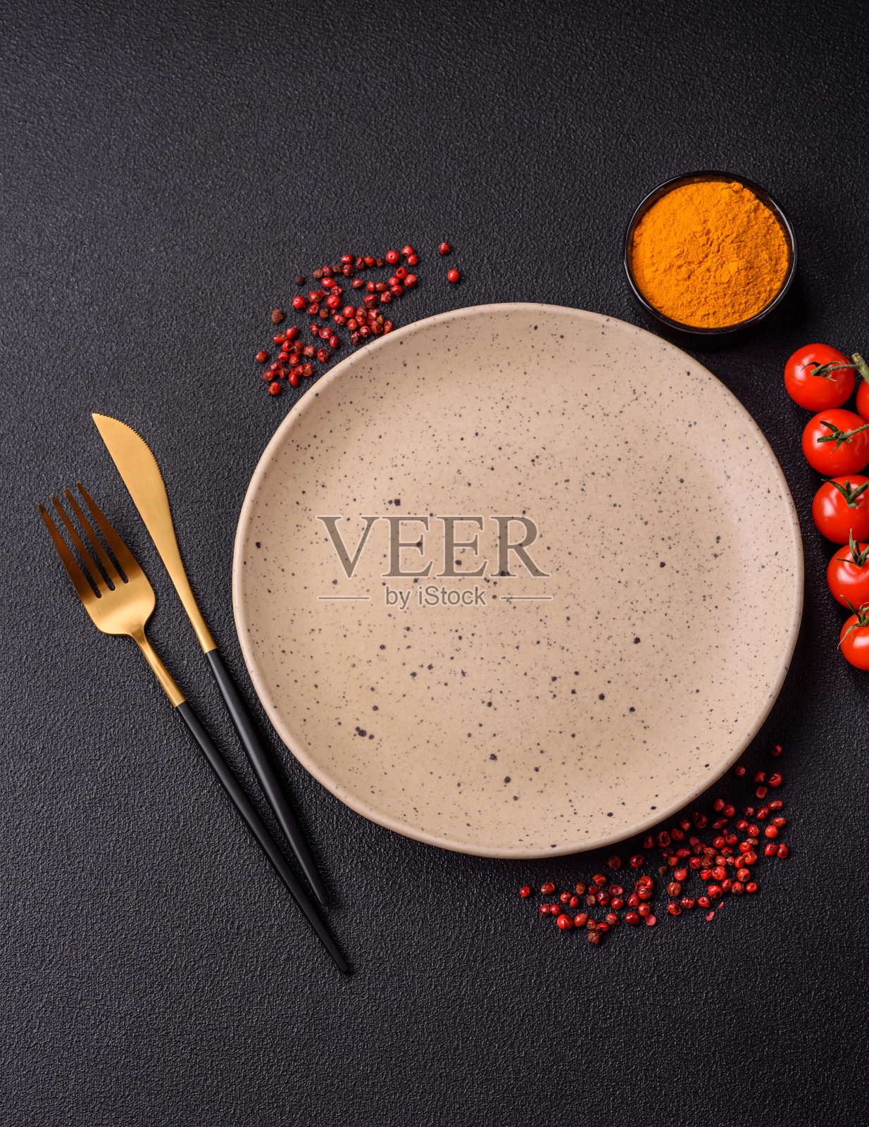 黑色纹理混凝土背景上的空陶瓷圆板照片摄影图片