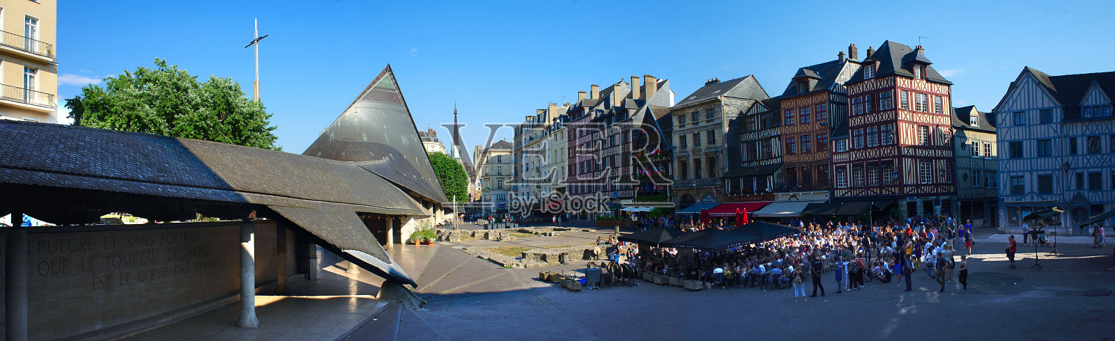 鲁昂，三月广场，圣女贞德教堂。全景照片摄影图片