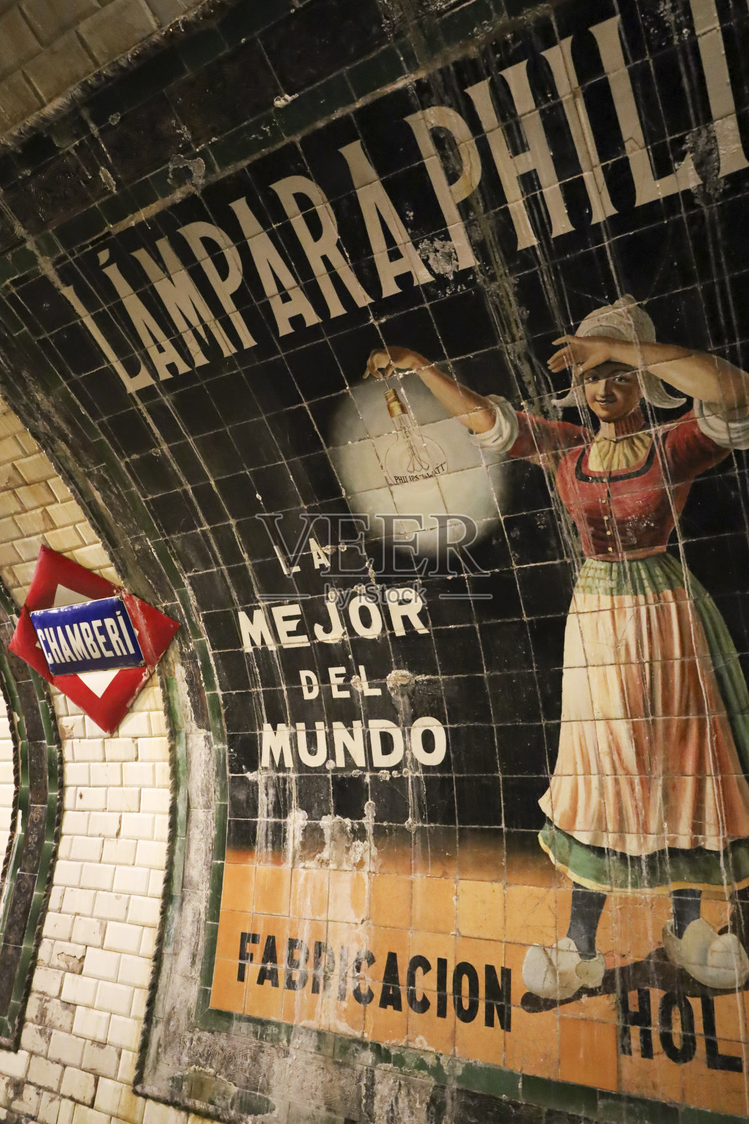 钱伯里幽灵站的复古广告，这是马德里市第一条地铁线路照片摄影图片