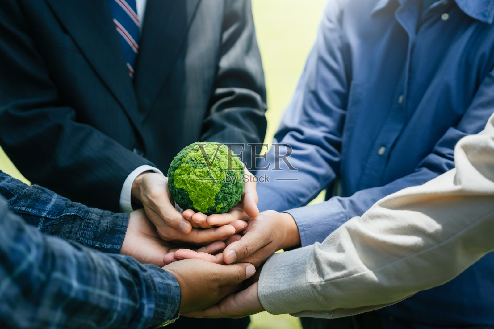 环境世界地球日概念。人们的手握着绿色的地球，共同保护地球。环境可持续发展。绿色商业，可再生能源照片摄影图片