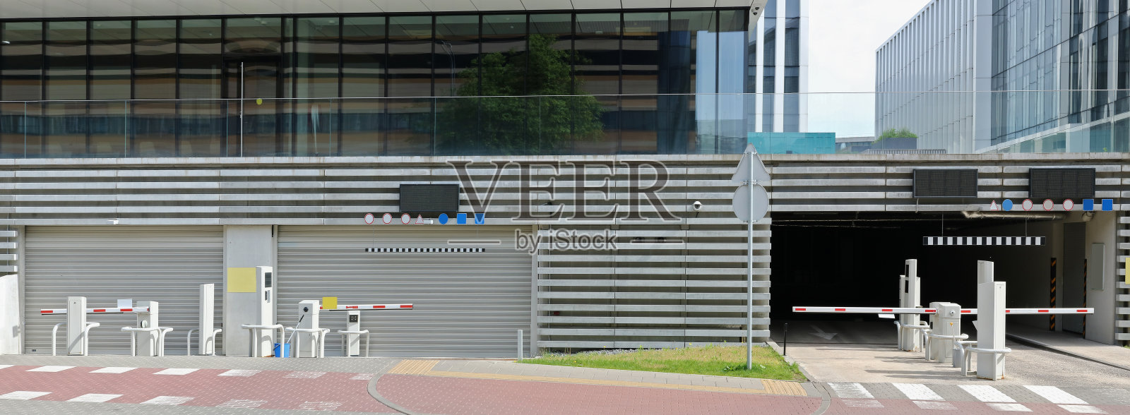 地下停车场入口的屏障和控制系统照片摄影图片