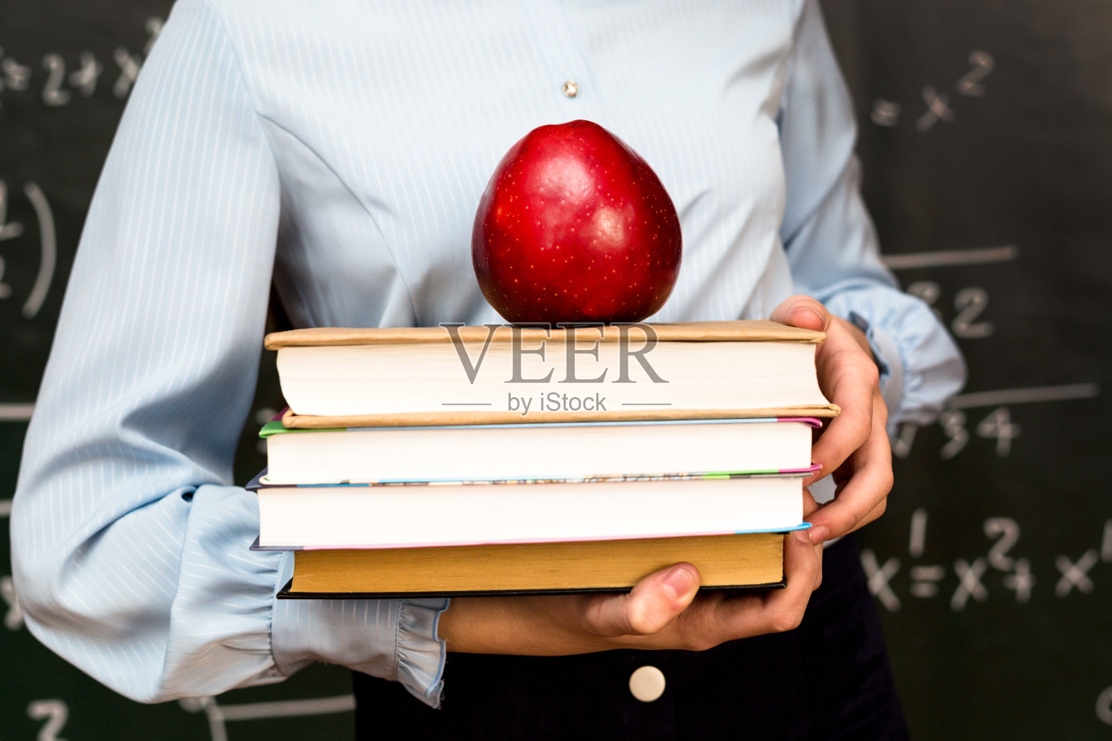 学校课本上的苹果，教育机构的食物概念照片摄影图片