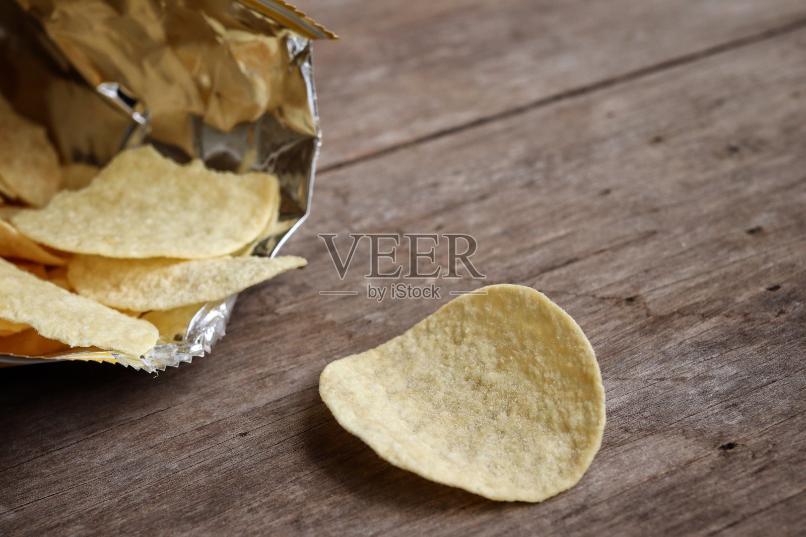 薯片在袋子里照片摄影图片