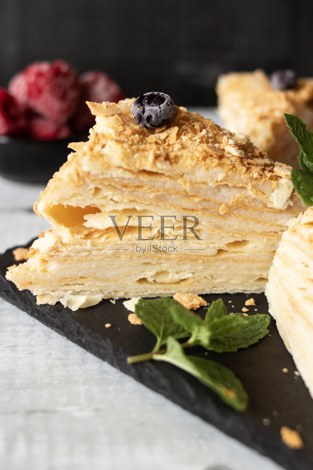 拿破仑蛋糕。甜点。在木制背景上。甜蜜的照片摄影图片