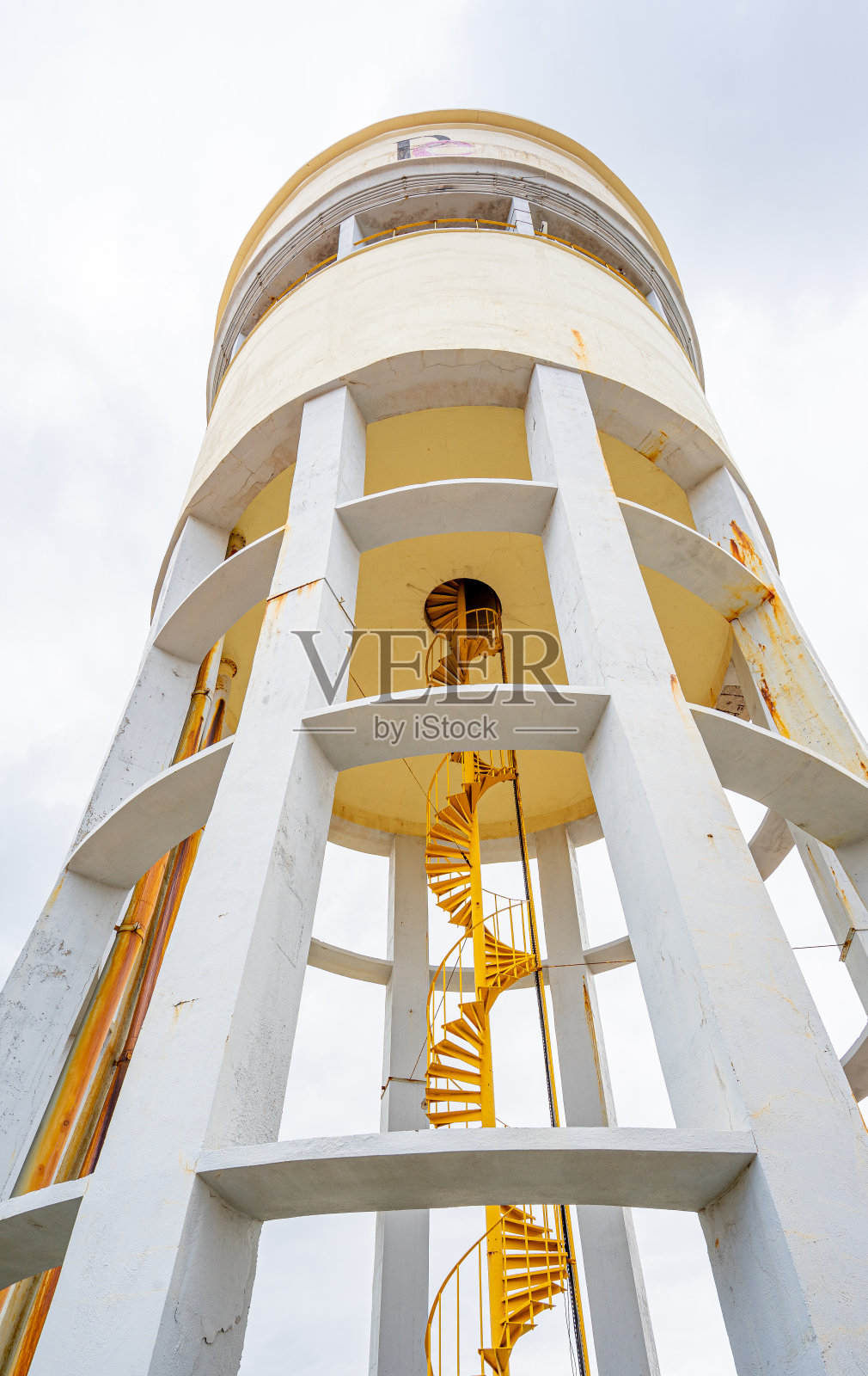 原中央大学职工居住区的饮用水箱，带有黄色的螺旋楼梯照片摄影图片