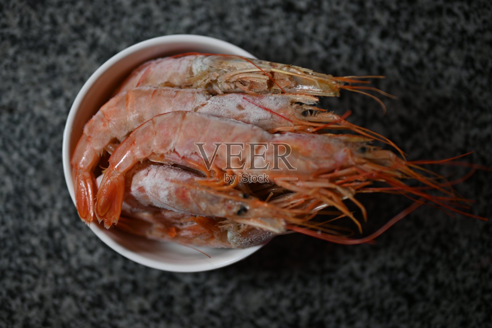 灰色背景上的冻虾，腾出空间来题字照片摄影图片