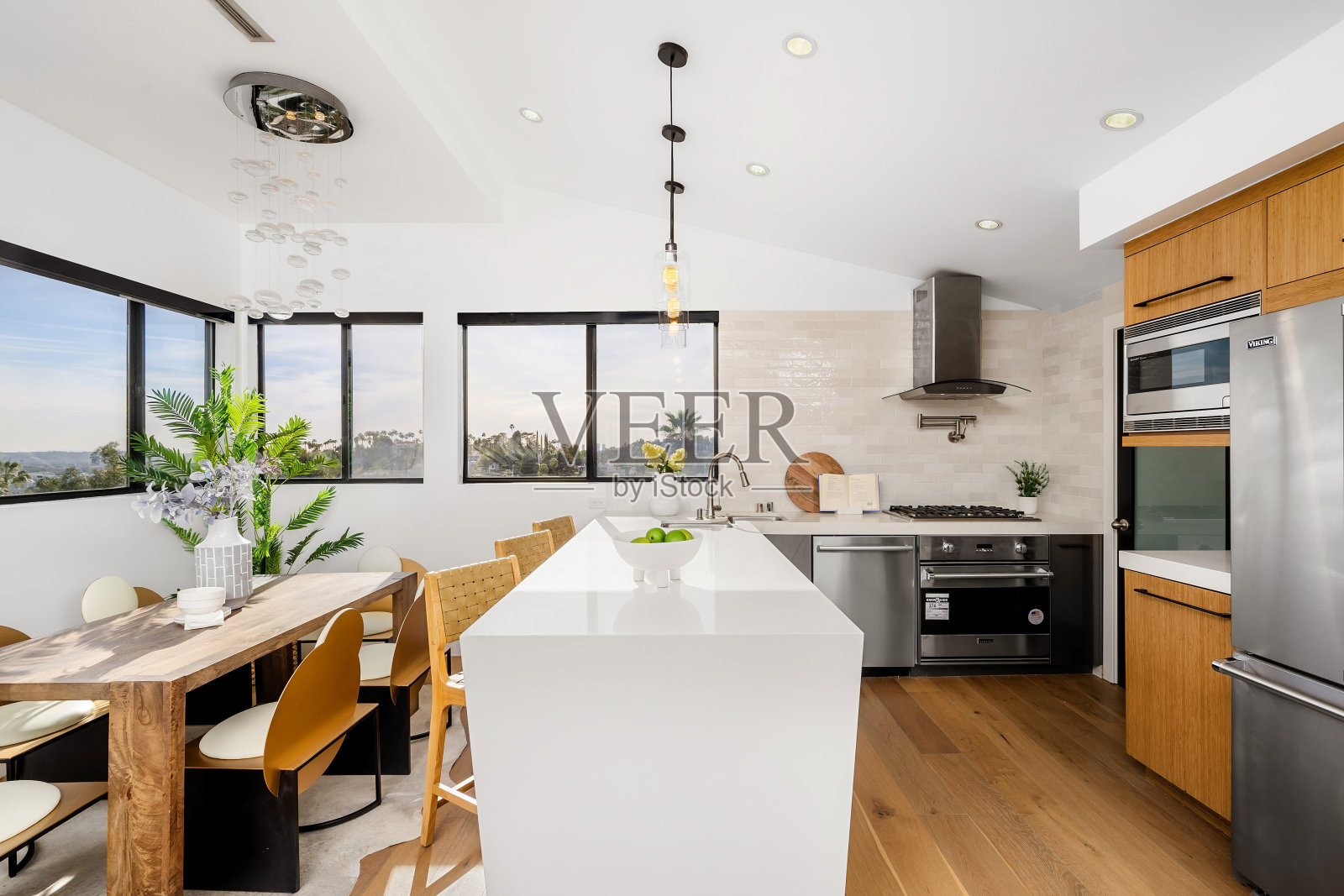 现代好莱坞山家庭厨房在洛杉矶，加利福尼亚，与旧房子的改造照片摄影图片