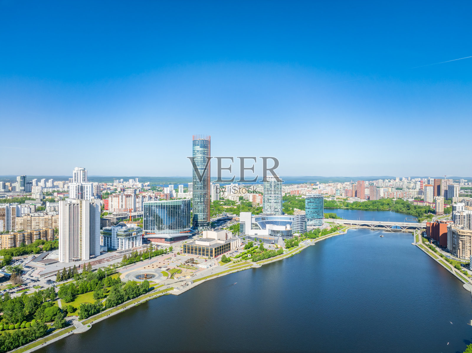 叶卡捷琳堡市与地区政府和议会大楼，戏剧剧院，伊塞特塔，叶利钦中心，全景在夏季日落。照片摄影图片