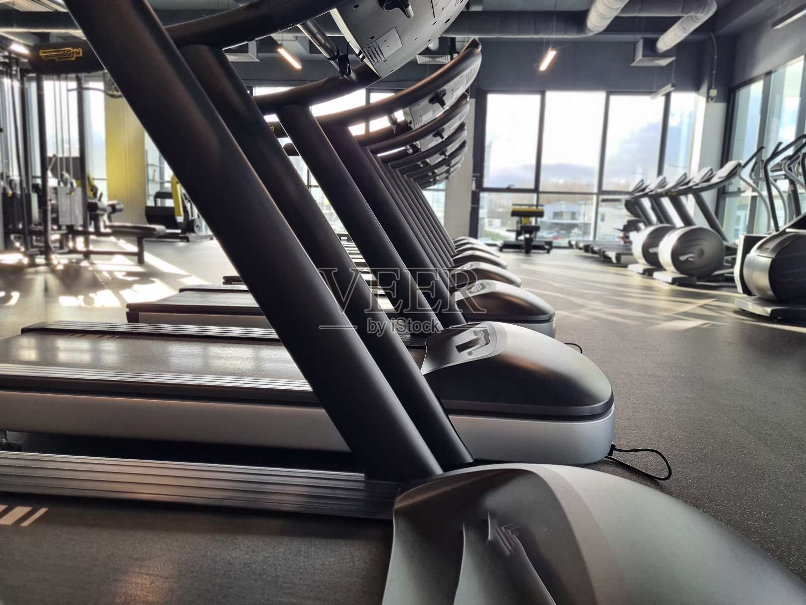 现代健身中心跑步机排队为有氧锻炼照片摄影图片