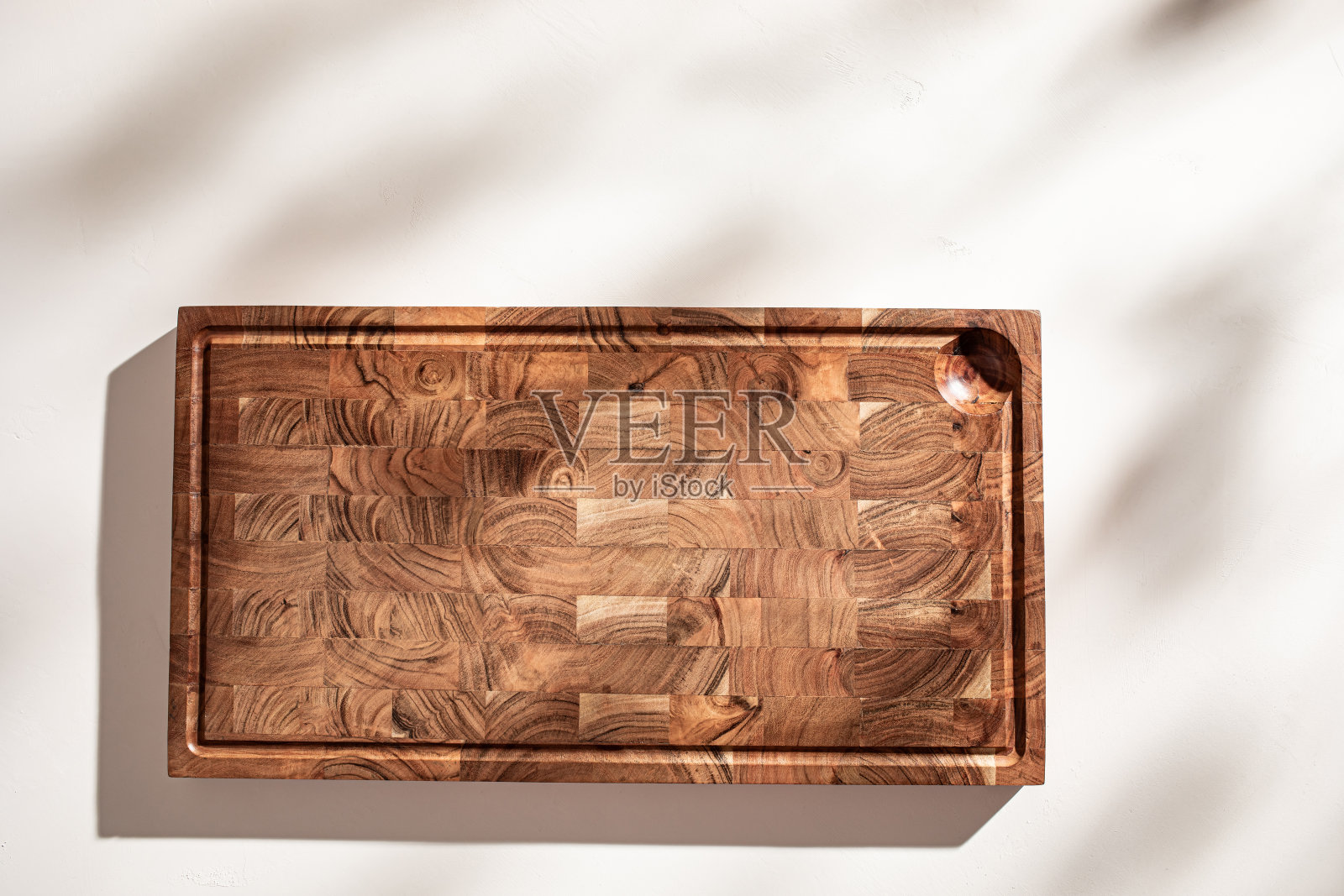 木质砧板在白色表面与柔和的阴影照片摄影图片