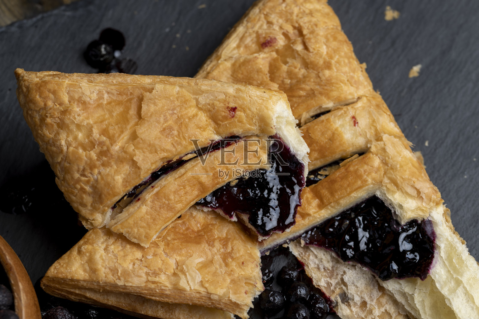 面包和刚从森林里收获的新鲜冷冻蓝莓照片摄影图片