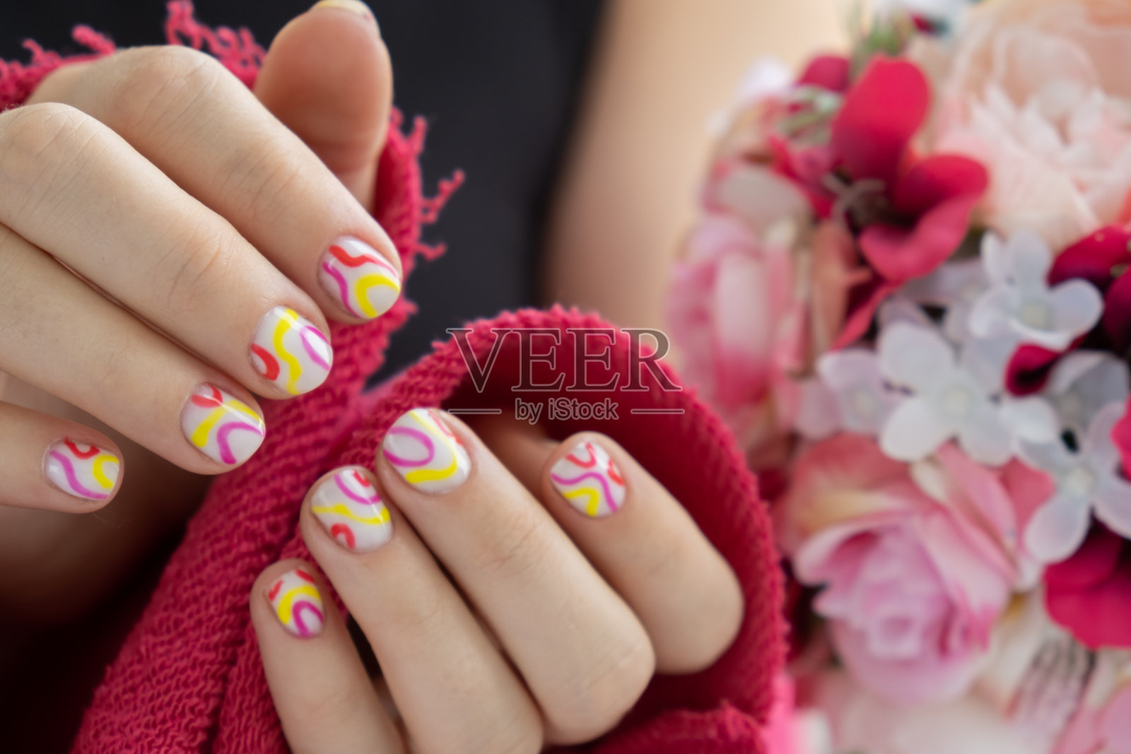 时尚多彩的夏季女性指甲。现代时尚时尚漂亮的美甲。可爱的粉彩指甲简约的美容设计理念。凝胶的指甲。皮肤护理照片摄影图片