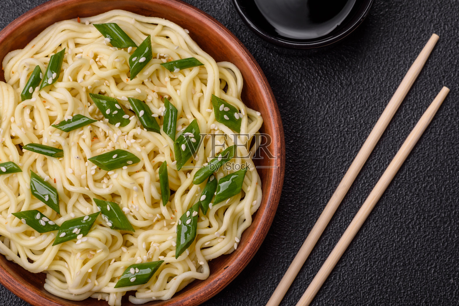 美味的亚洲美食，用米粉、辣椒、蘑菇和香料制成照片摄影图片