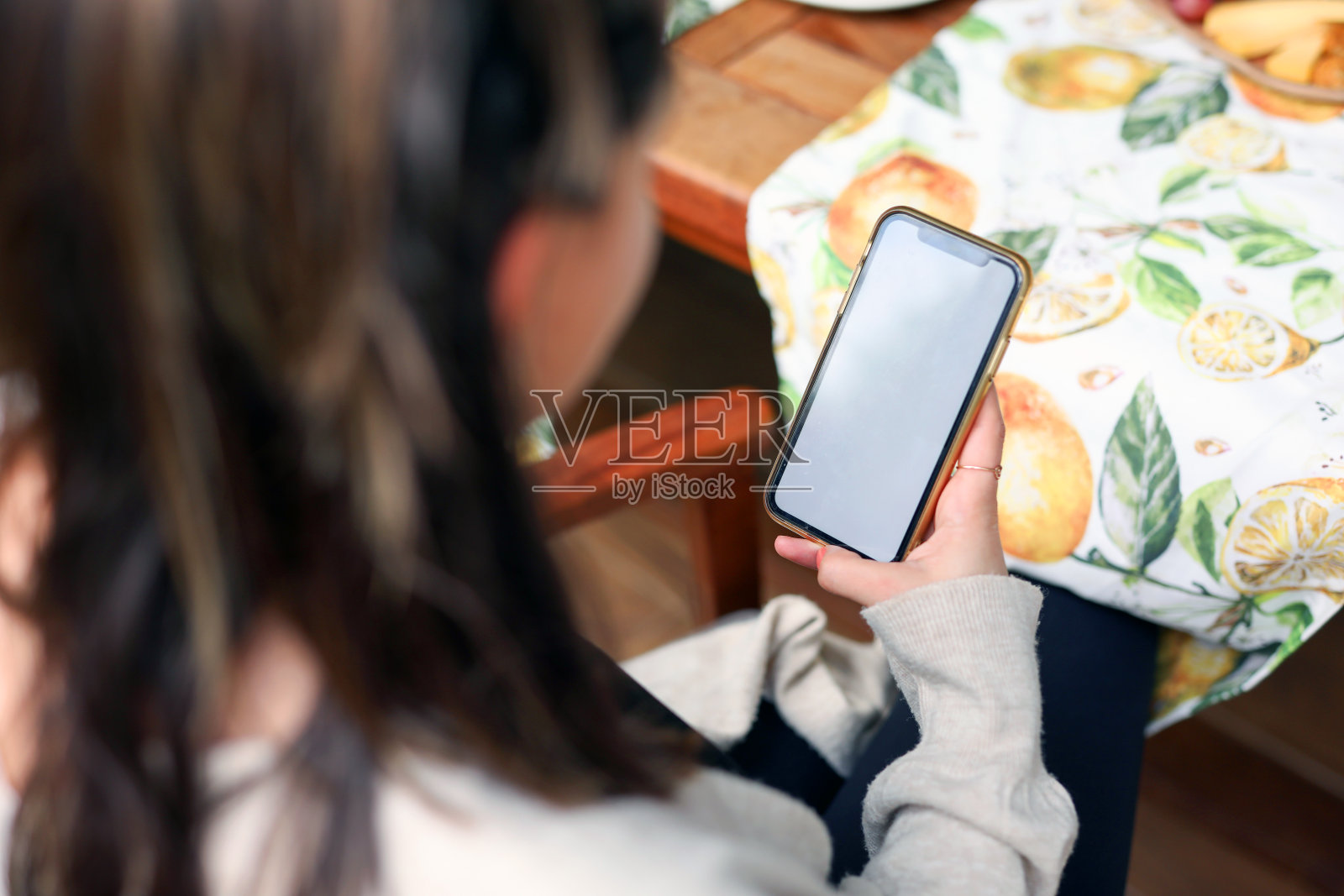 女人看着空白的手机屏幕，使用移动应用程序，社交媒体，技术和人照片摄影图片