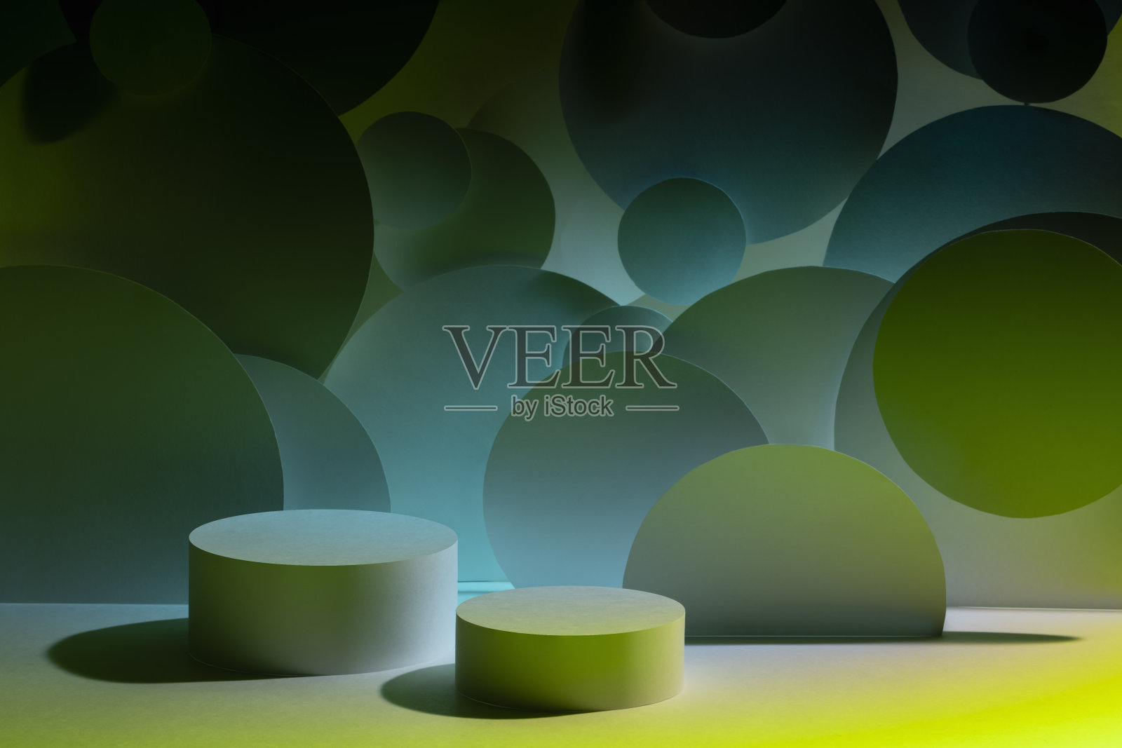 抽象的展示护肤品的舞台-两个圆形的讲台模型在深蓝色酸绿色发光，气泡飞装饰。展示未来主义风格化妆品的模板。照片摄影图片